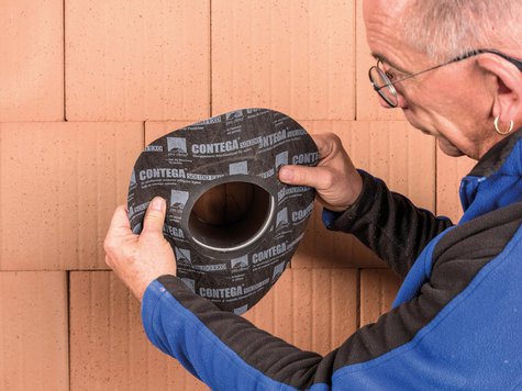 1. Manschette über das Rohr ziehen