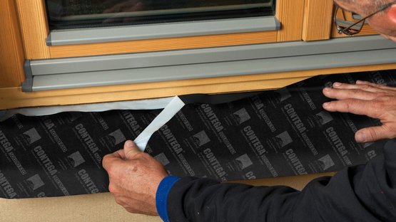 1. Am Fensterrahmen verkleben